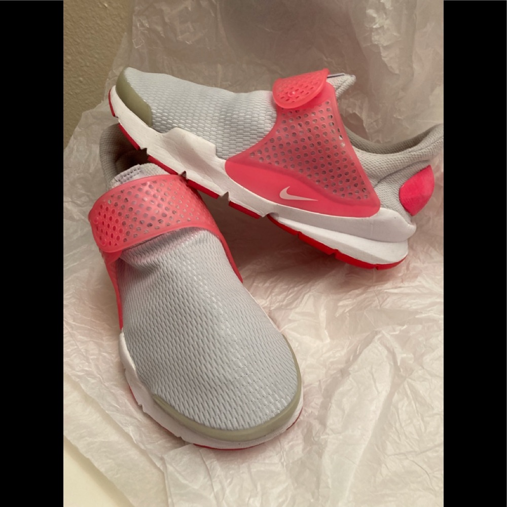 NIKE SIZE 5 VERY GREAT CONDITION. LIGHT SILVER W/HOT PINK
